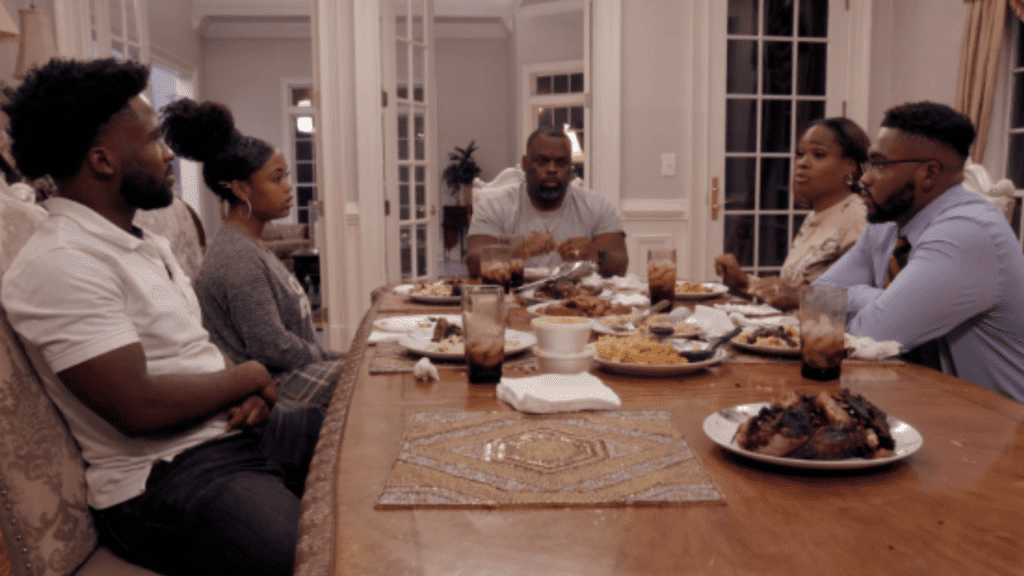Married to Medicine S8 - Heavenly and Damon at a family meal
