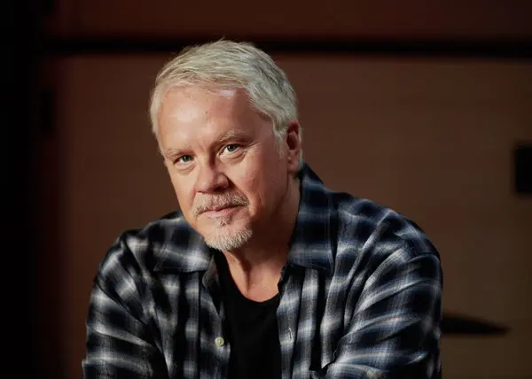 How many real estate properties does Tim Robbins own?