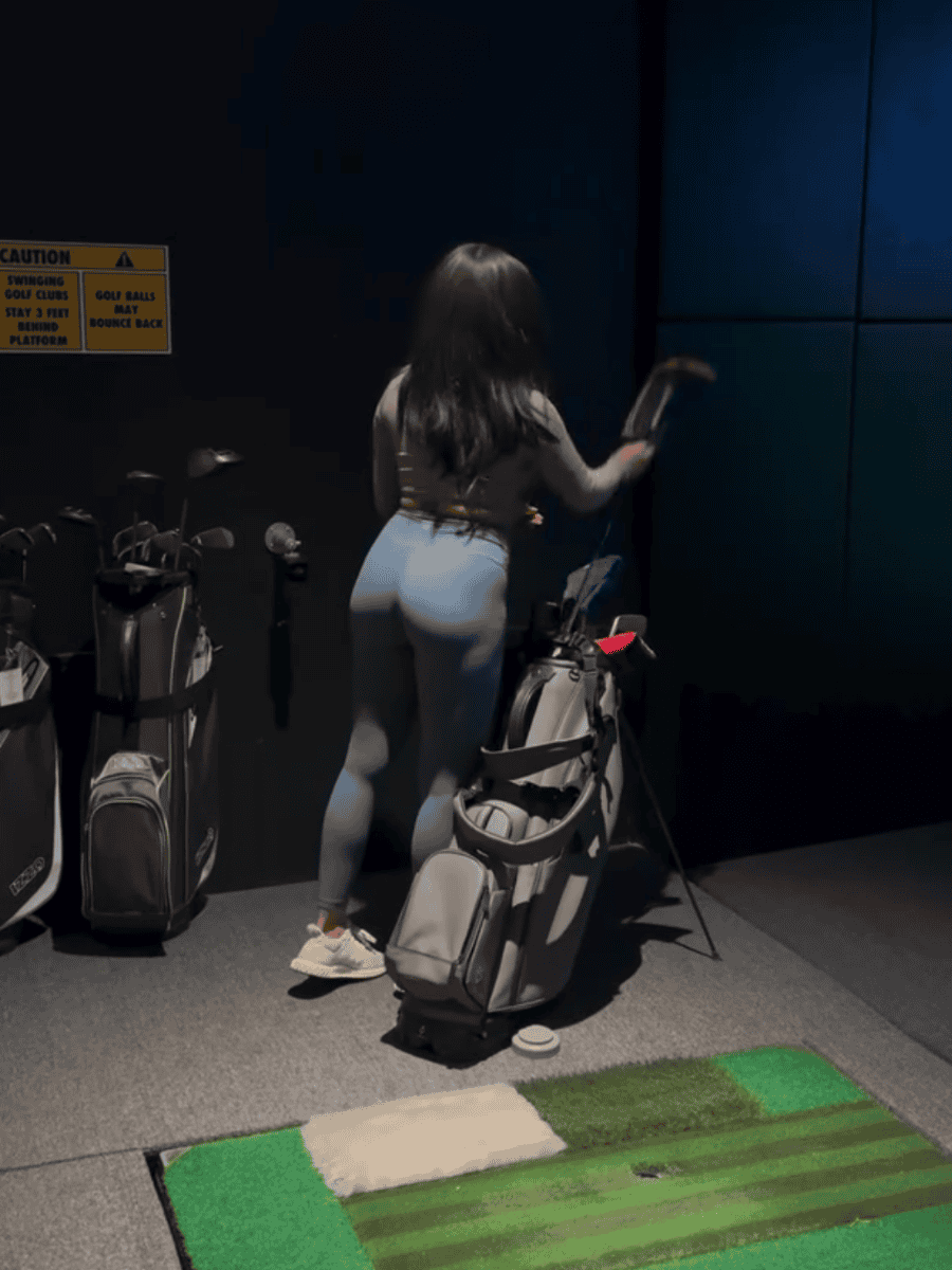 Big booty pic while choosing a golf club